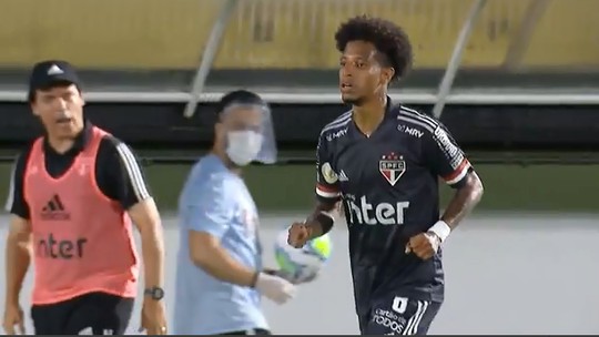 Fernando Diniz e Tchê Tchê: entenda a relação que já teve "eu te amo" e bronca pública - Treinador e jogador voltam a trabalhar juntos quatro anos após passagem marcante pelo São Paulo; eles se conheceram no Audax e tinham ótima relação até a bronca de 2021