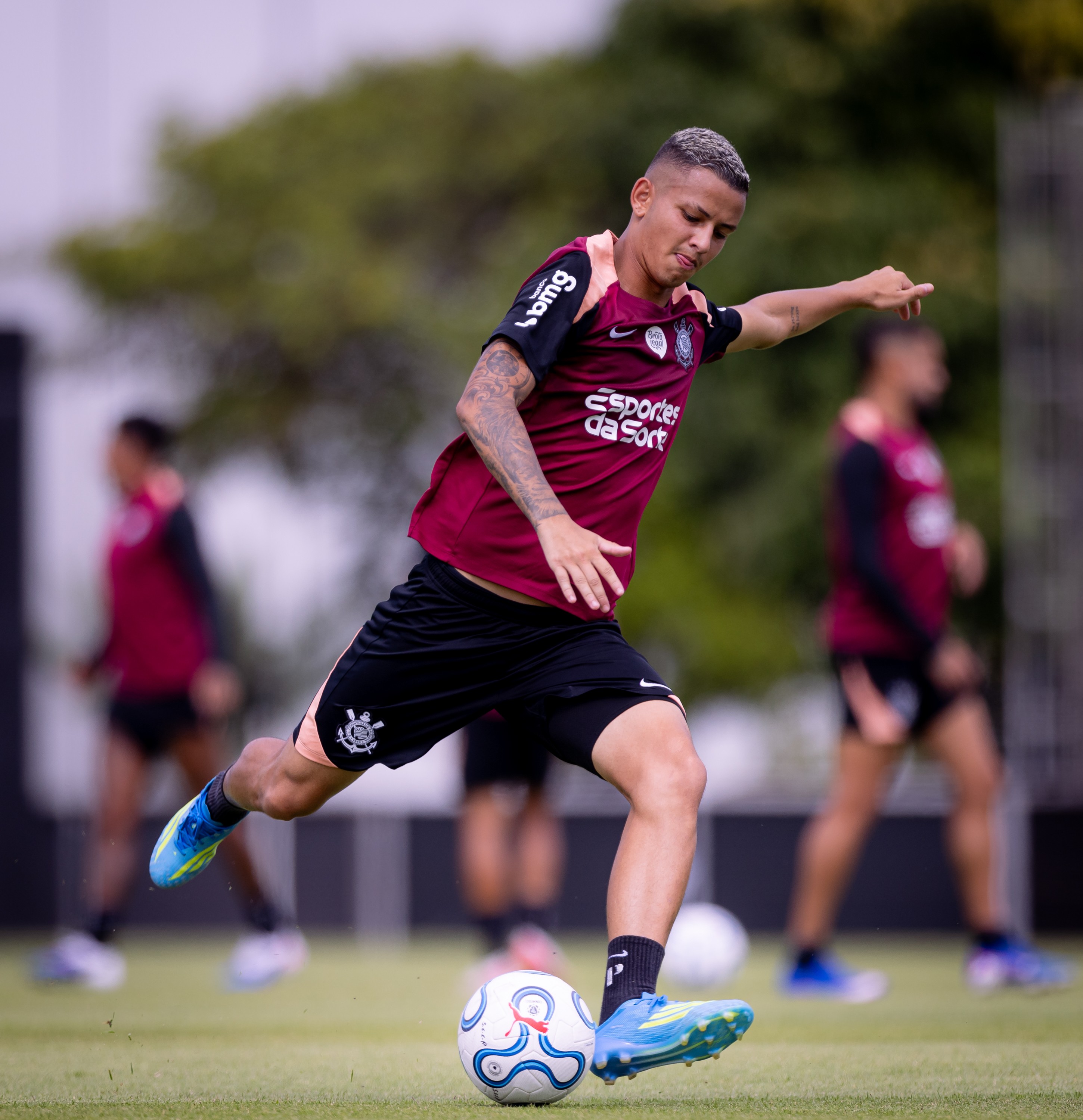 Diniz testa surpresas e define provável escalação para estreia do Corinthians na Libertadores