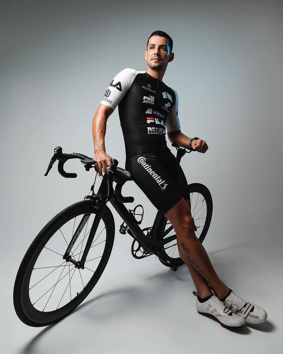 Maicon Romano posa com bicicleta de competição — Foto: Rafael Luz