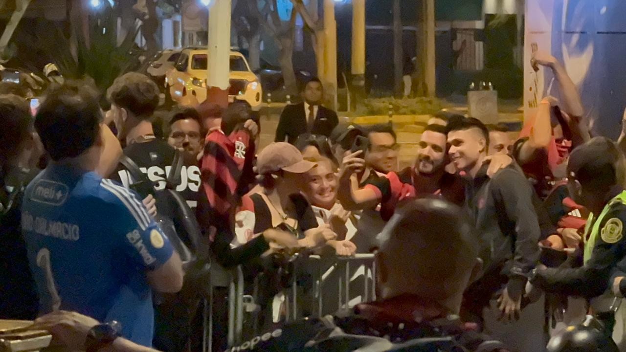 Após conquistar a Libertadores, Flamengo deixa hotel e inicia viagem de volta ao Rio de Janeiro