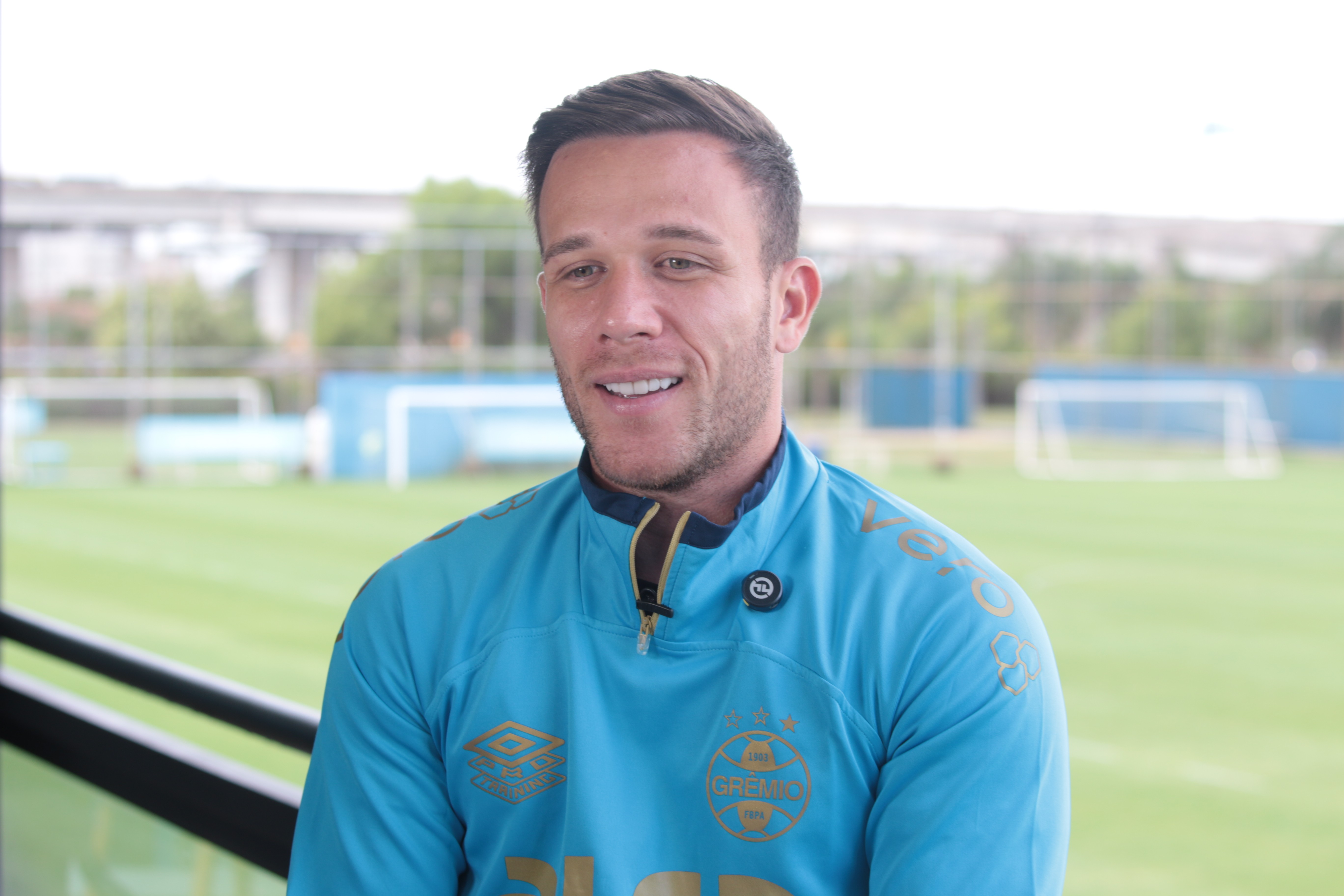 Arthur Retorna ao Brasil e se Impressiona com Nível do Futebol Nacional