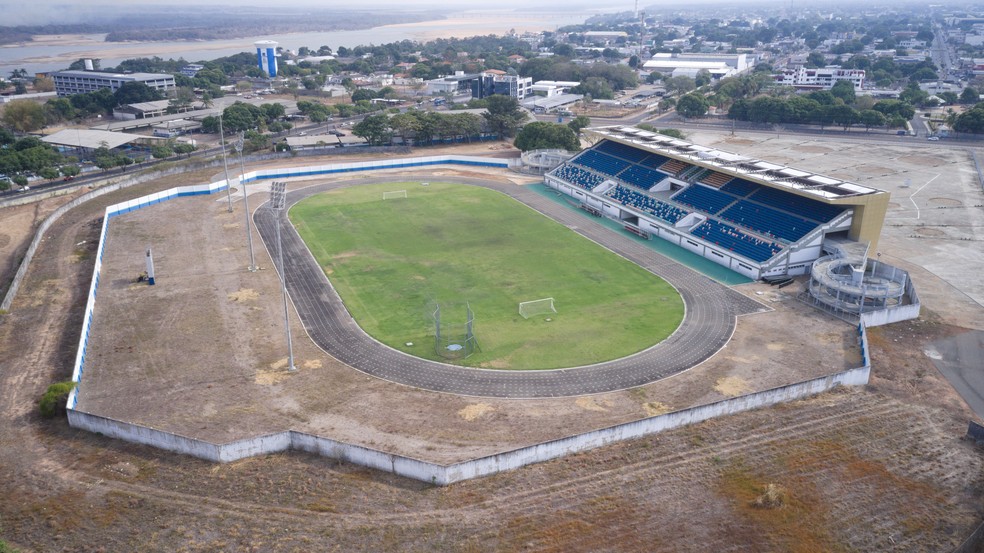 Terreno do estádio Canarinho é cercado por um muro — Foto: Thiago Bríglia/Platô Filmes