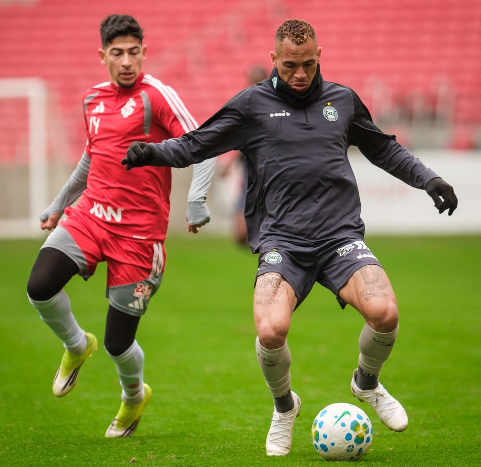 Breno Lopes em atividade durante Coritiba jogo-treino