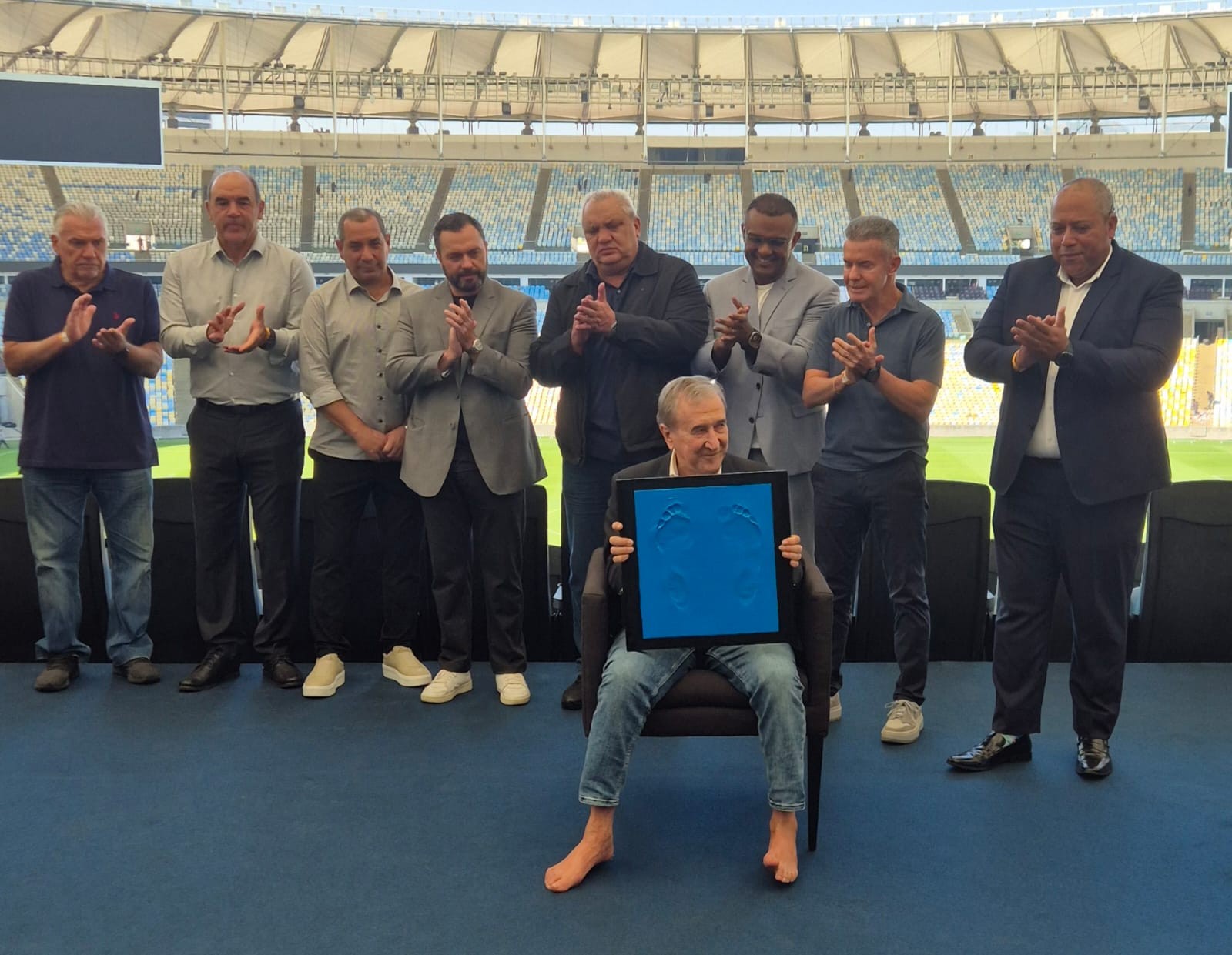 Parreira é homenageado em calçada da fama do Maracanã