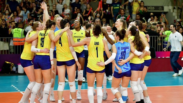 Jogadoras do Conegliano comemoram vitória sobre o Osasco no Mundial de Clubes Feminino de vôlei