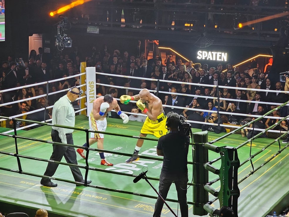Luta entre Anderson Silva e Chael Sonnen no Spaten Fight Night — Foto: Zeca Azevedo