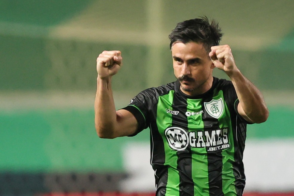 Willian Bigode comemora gol marcado pelo América-MG.