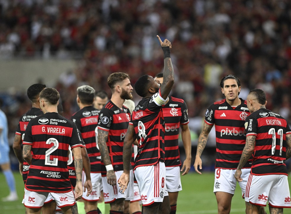 Gerson comemora gol Flamengo x Bolívar — Foto: André Durão