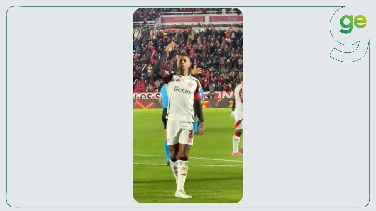 Bruno Henrique, do Flamengo, diz que gesto obsceno foi resposta a objetos lançados por torcedores do Estudiantes