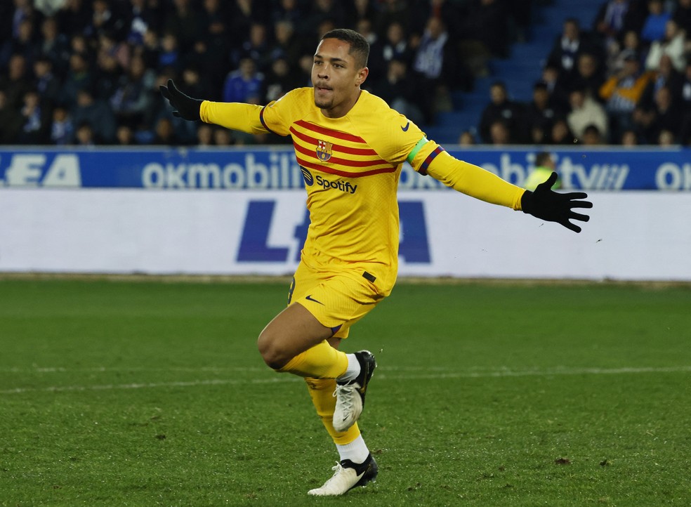 Vitor Roque comemora gol pelo Barcelona