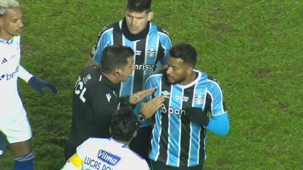Expulsão de Kannemann e atuação fraca marcam derrota do Grêmio no jogo.