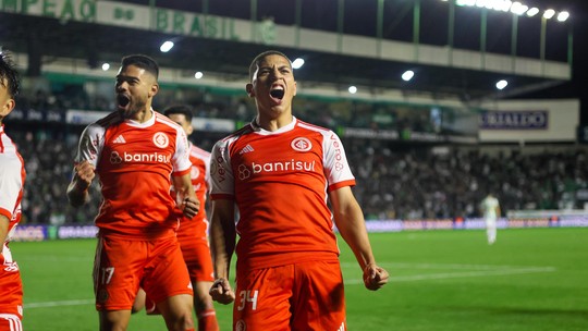 Roger brinca com Gabriel Carvalho após primeiro gol do garoto pelo Inter: "Não foi me abraçar"