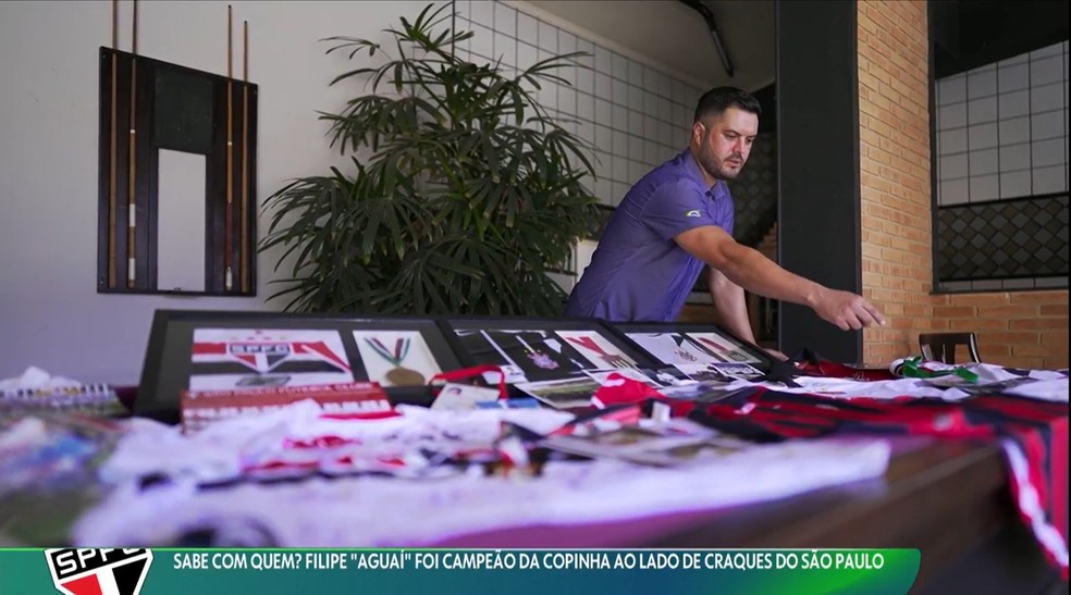 Filipe Aguaí guarda camisas dos tempos de São Paulo — Foto: Reprodução
