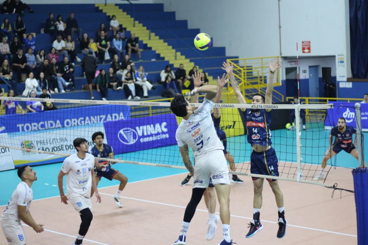 Itaquá vence São José no tie-break e alcança a 2ª vitória seguida no Paulista de Vôlei