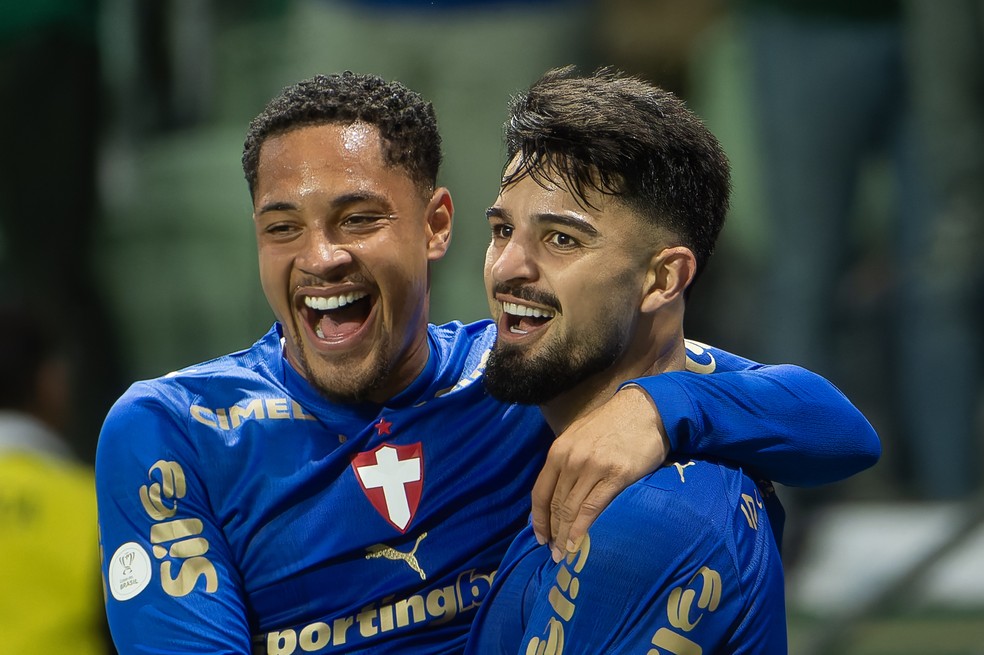 Vitor Roque e Flaco L�pez comemoram gol do Palmeiras contra o Santos � Foto: Anderson Rom�o/AGIF