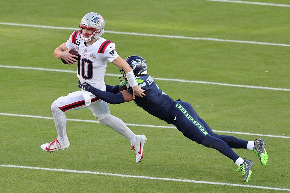 Drake Maye sofre tackle de defensor dos Seahawks no Super Bowl — Foto: Jevone Moore/Icon Sportswire via Getty Images