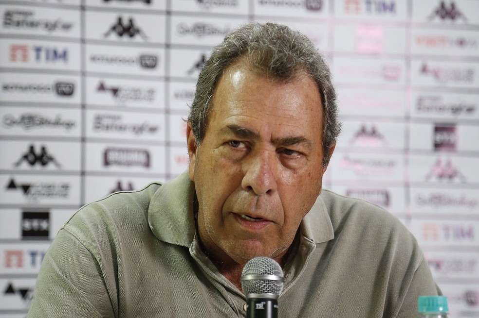 Carlos Augusto Montenegro em coletiva — Textor Botafogo