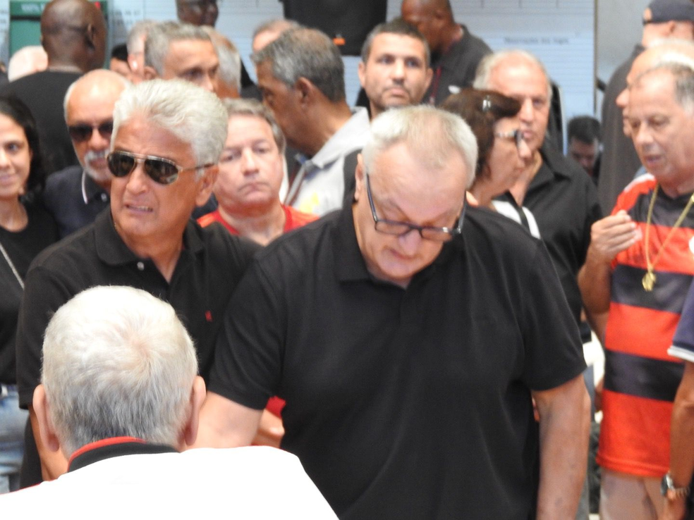 Bebeto e Leandro se emocionam em vel�rio de Ad�lio � Foto: Fred Gomes/ge