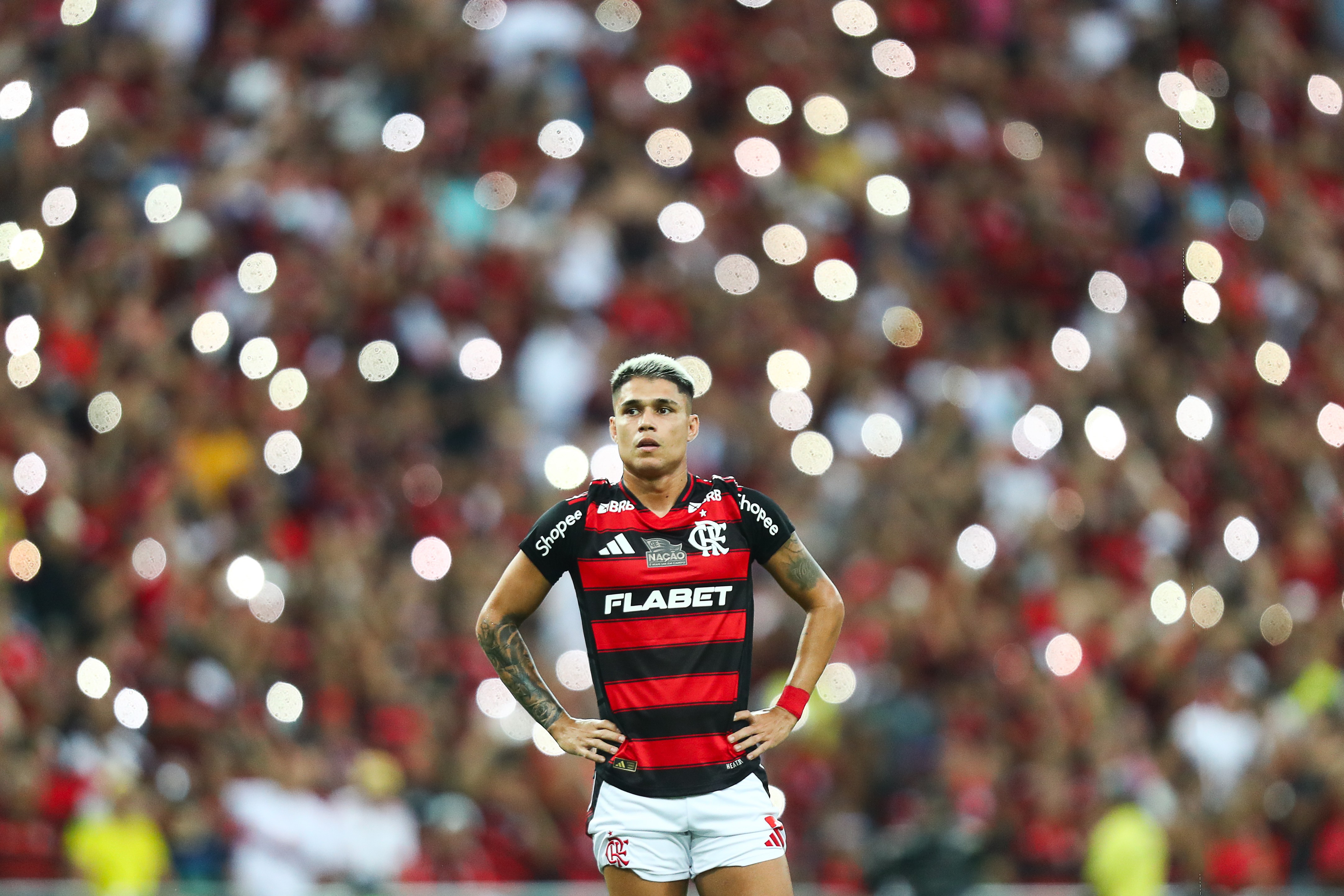 Luiz Araújo alcança marca de 100 jogos pelo Flamengo em busca de titularidade