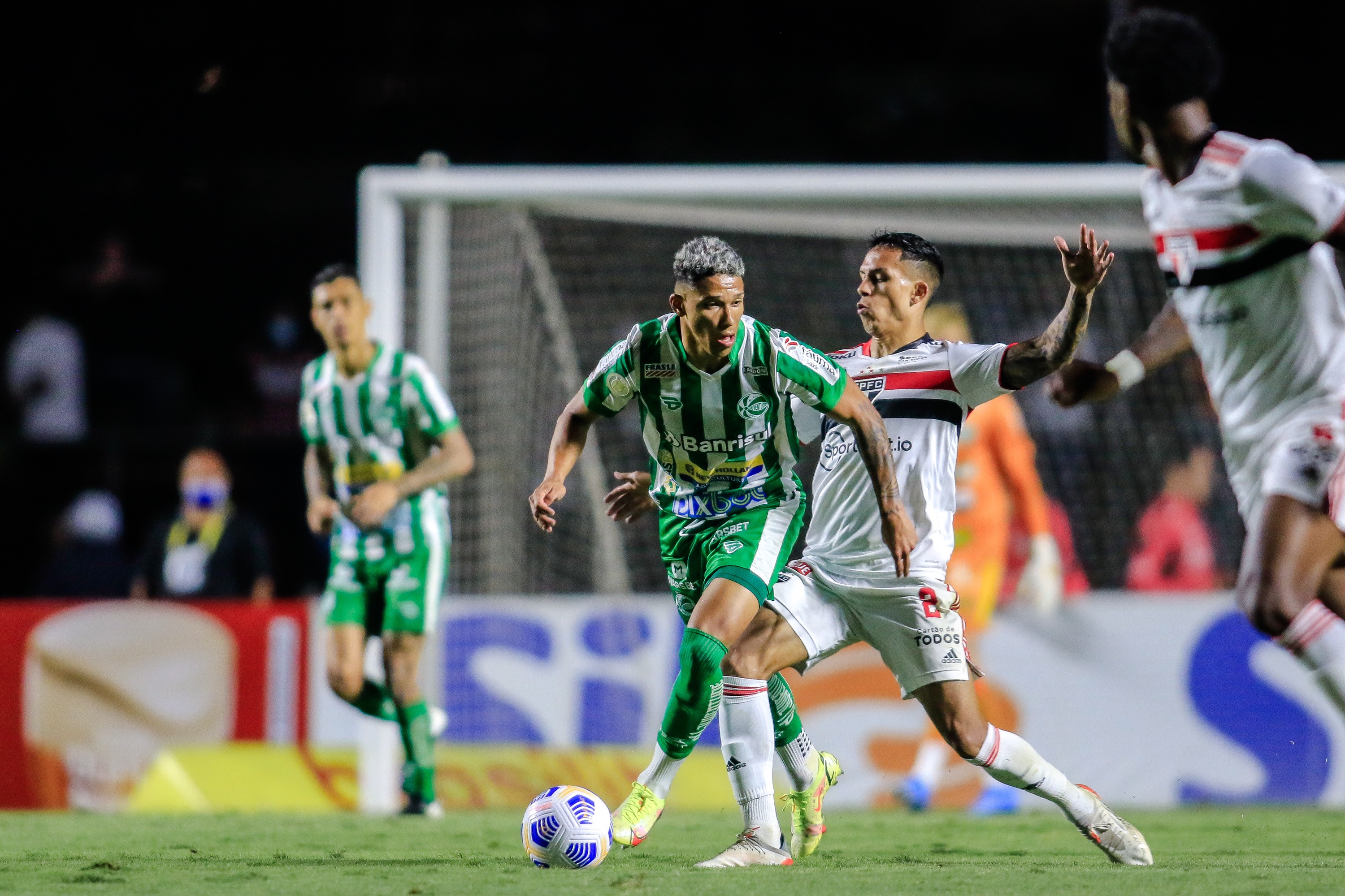 Em fim de contrato com o Hiroshima-JAP, capixaba Rhayner não dá indício de  que voltará ao futebol brasileiro, futebol