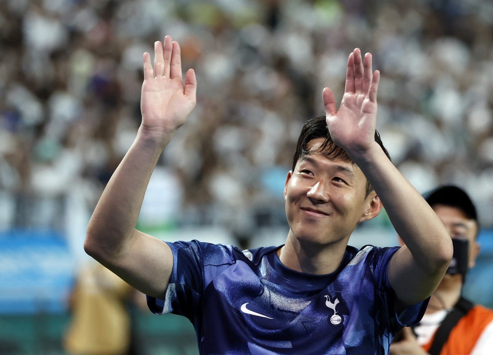 Son é ovacionado pelos torcedores após amistoso do Tottenham em Seul — Foto: REUTERS