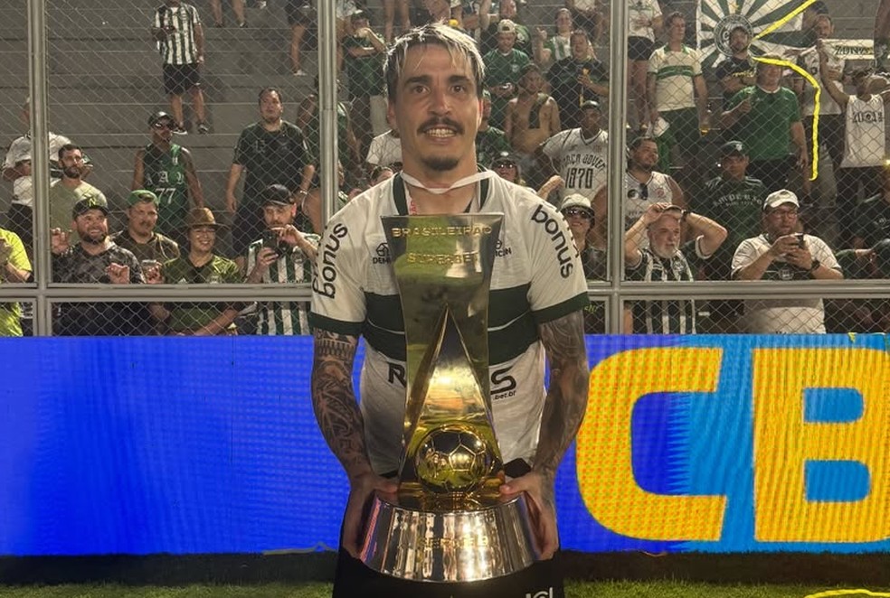 Josué, Coritiba midfielder, with the Série B trophy — Photo: Gabriel Thá/Coritiba