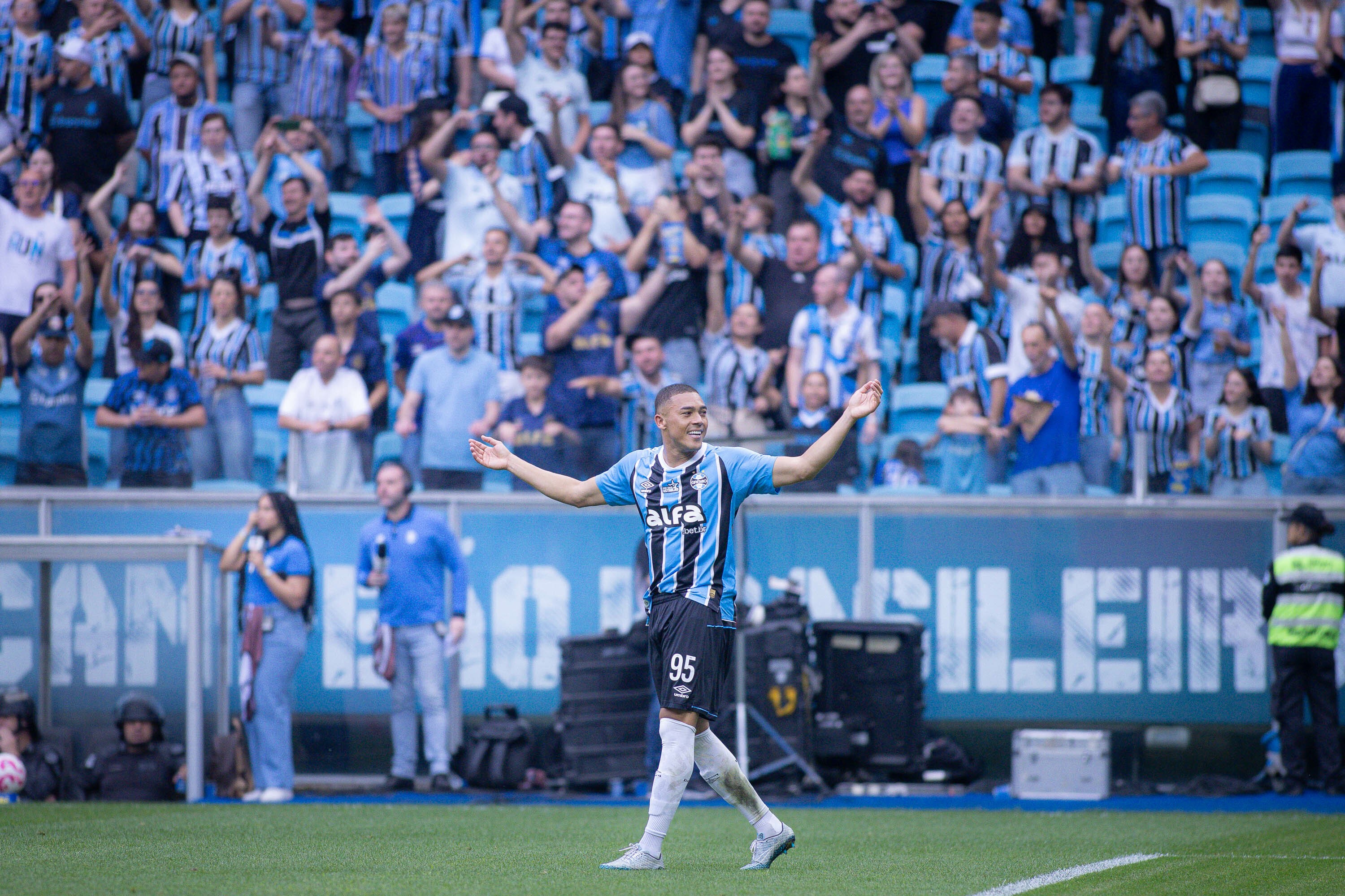 Atuações do Grêmio: Destaques de Carlos Vinicius e Alysson em vitória importante.