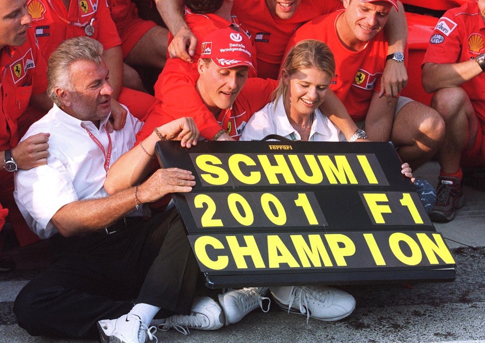 Willi Weber, Michael Schumacher e sua esposa Corinna em 2001 — Foto: Getty Images