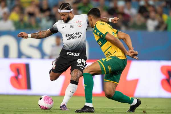 Corinthians escapa do Z4 sem brilho em campo: momento crucial.