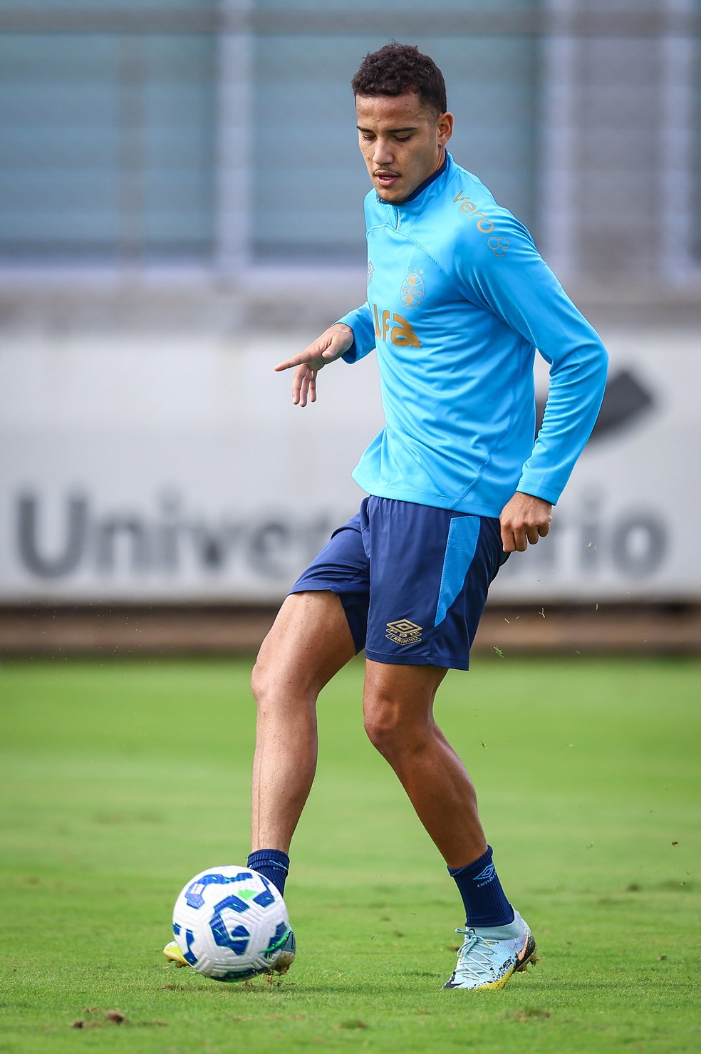 Gustavo Martins no treinamento de 22 de maio pelo Grêmio — Foto: Lucas Uebel / Grêmio Divulgação