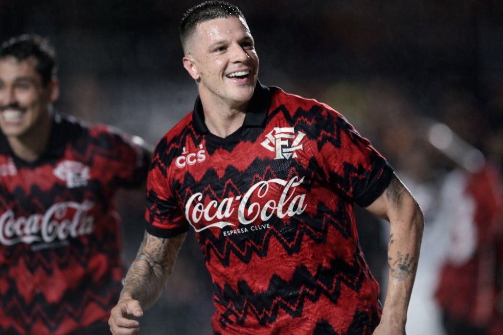 Renato Kayzer com uniforme do Vitória de 1993 feito por IA — Foto: Montagem IA