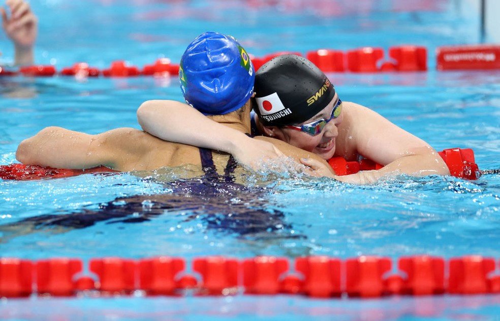 Ayano Tsujiuchi, medalhista de bronze, dá um abraço em Carol Santiago, campeã dos 100m livre S12 nas Paralimpíadas do Brasil 2024 — Foto: Adam Pretty/Getty Images