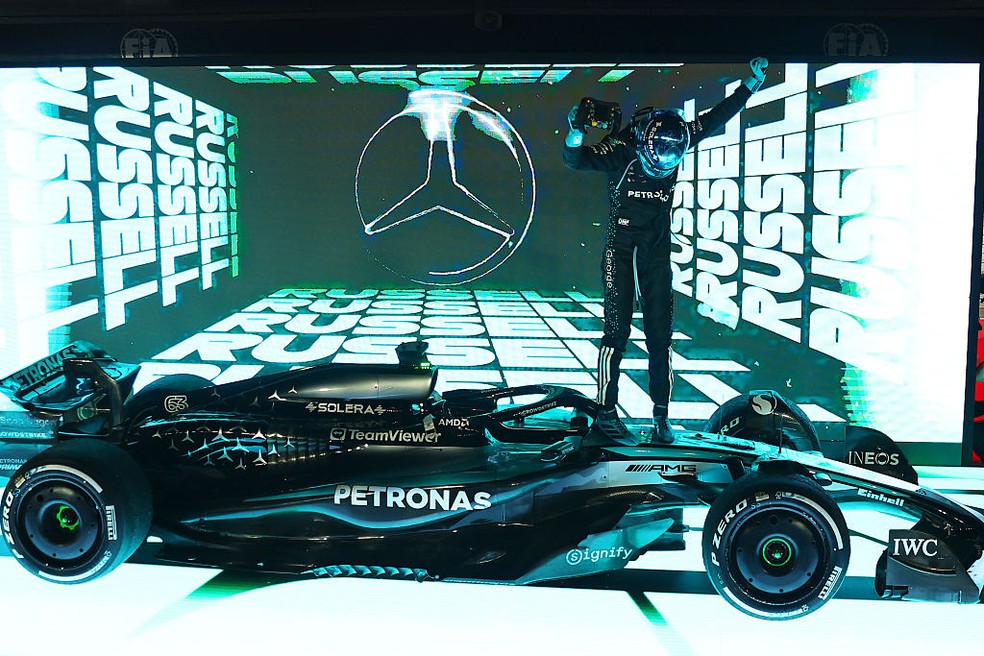 George Russell comemora vitória no GP de Singapura — Foto: Mark Thompson/Getty Images
