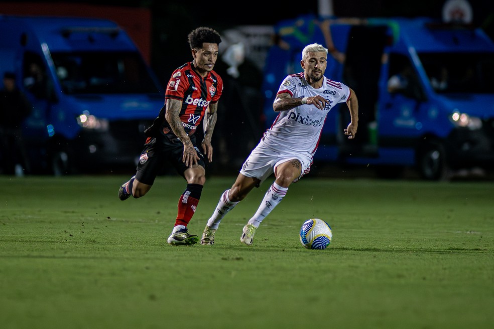 Matheusinho e Arrascaeta em Vitória x Flamengo — Foto: Victor Ferreira / EC Vitória