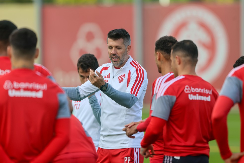 Paulo Pezzolano orienta treino antes dos jogos-treino no Beira-Rio
