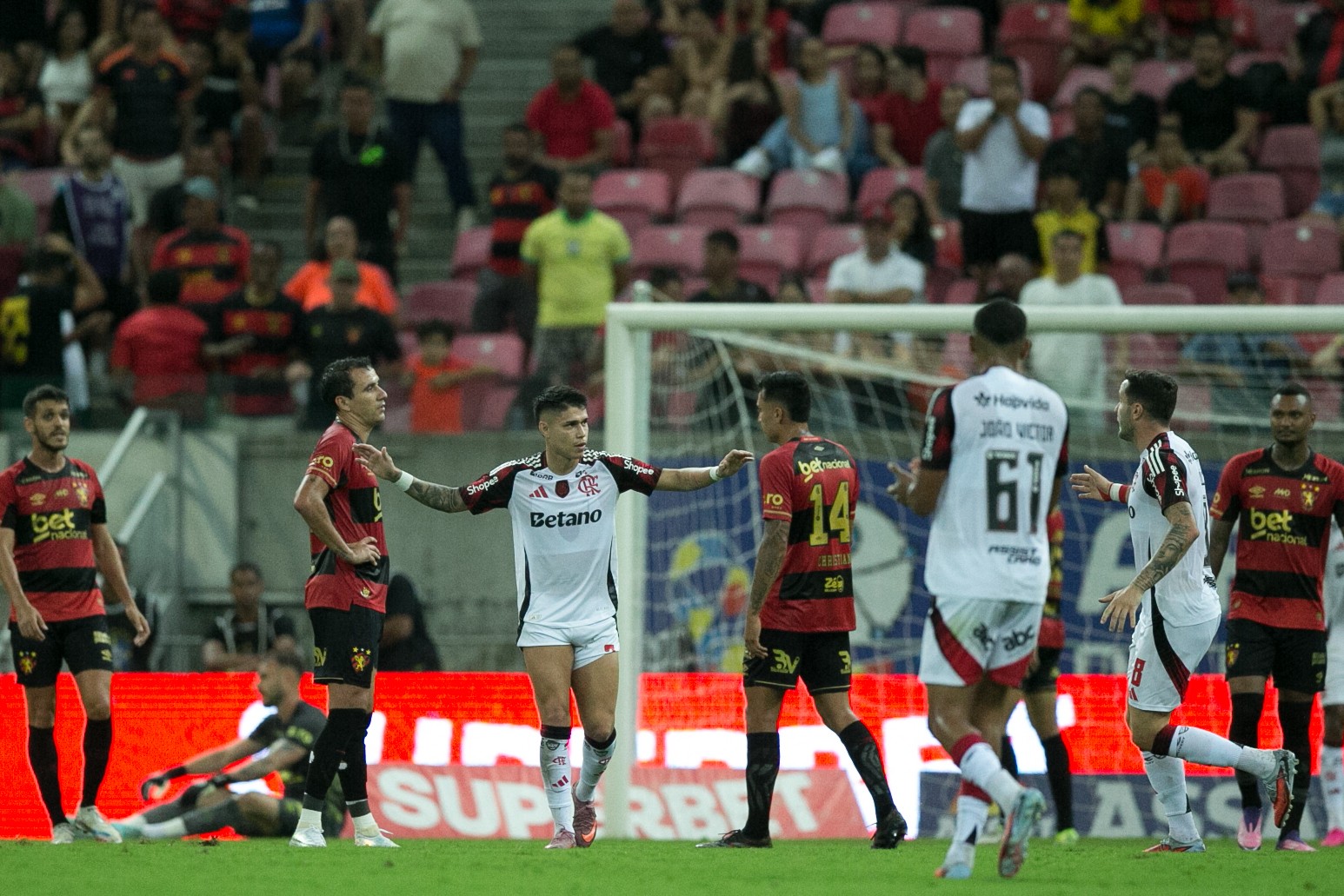 Flamengo assume a liderança do Brasileiro a cinco rodadas do fim | Ge