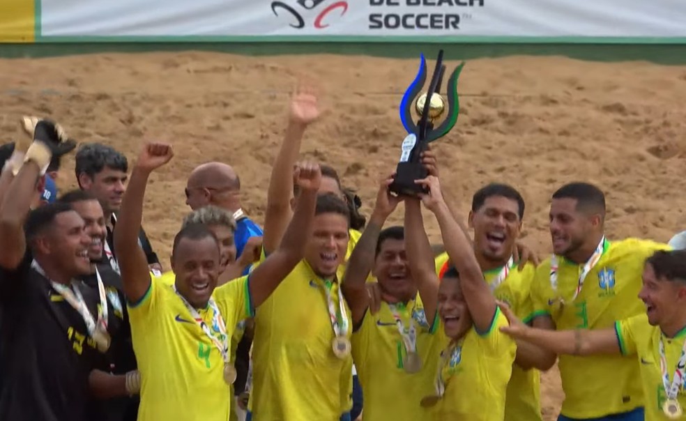 Brasil levanta troféu da Copa das Nações de futebol de areia — Foto: Reprodução
