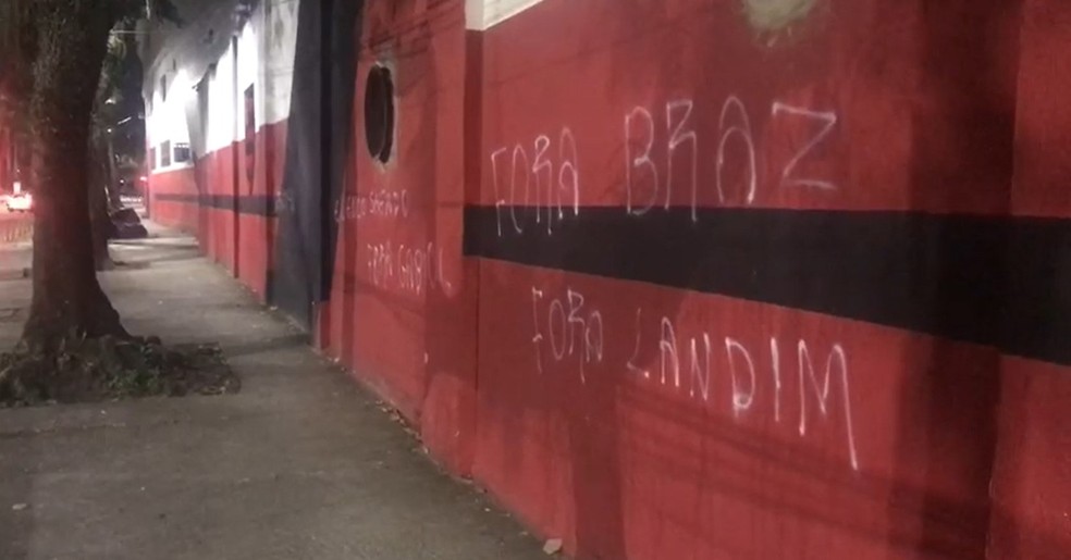 "Fora Braz" e "Fora Landim" são algumas das frases pichadas no muro da Gávea — Foto: Álvaro Santana