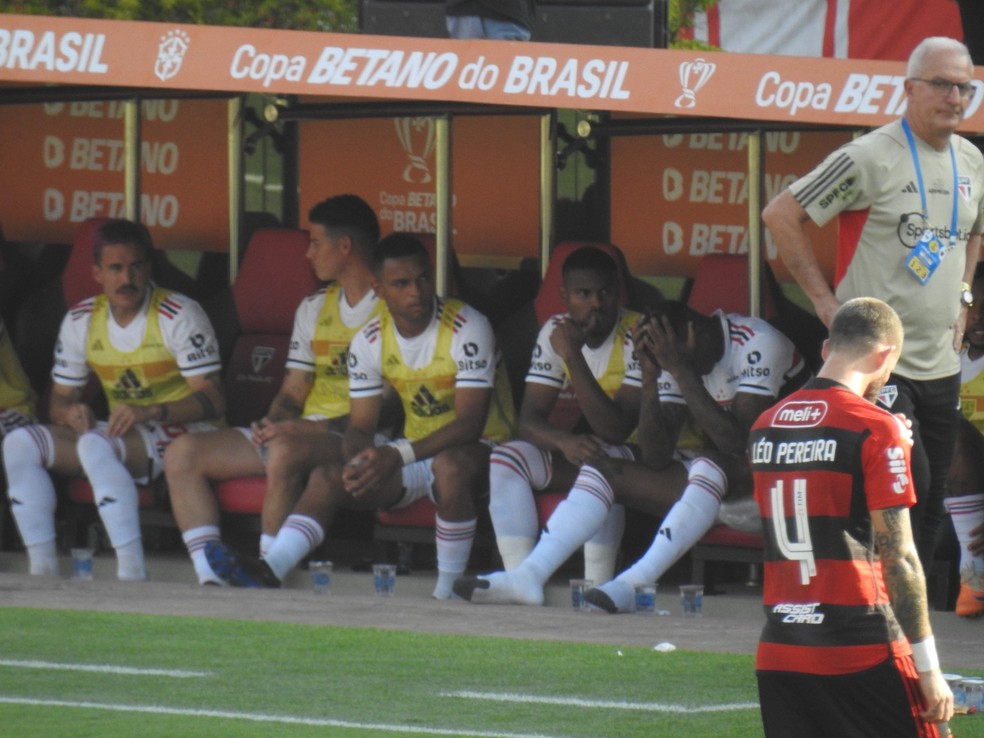 Arboleda fica frustrado no banco de reservas após ser substituído no São Paulo — Foto: Eduardo Rodrigues