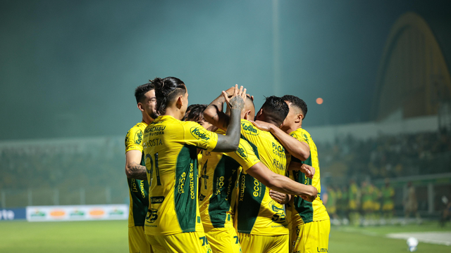 Jogadores do Mirassol comemoram gol contra o Bahia