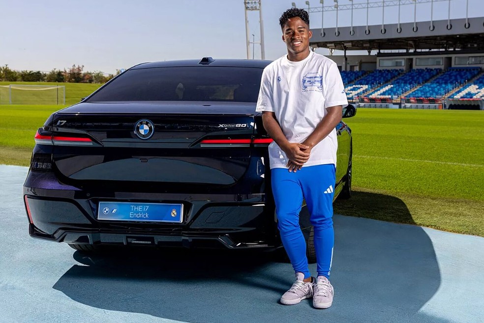 Endrick posa com carro de luxo que recebeu de patrocinadora do Real Madrid — Foto: Reprodução