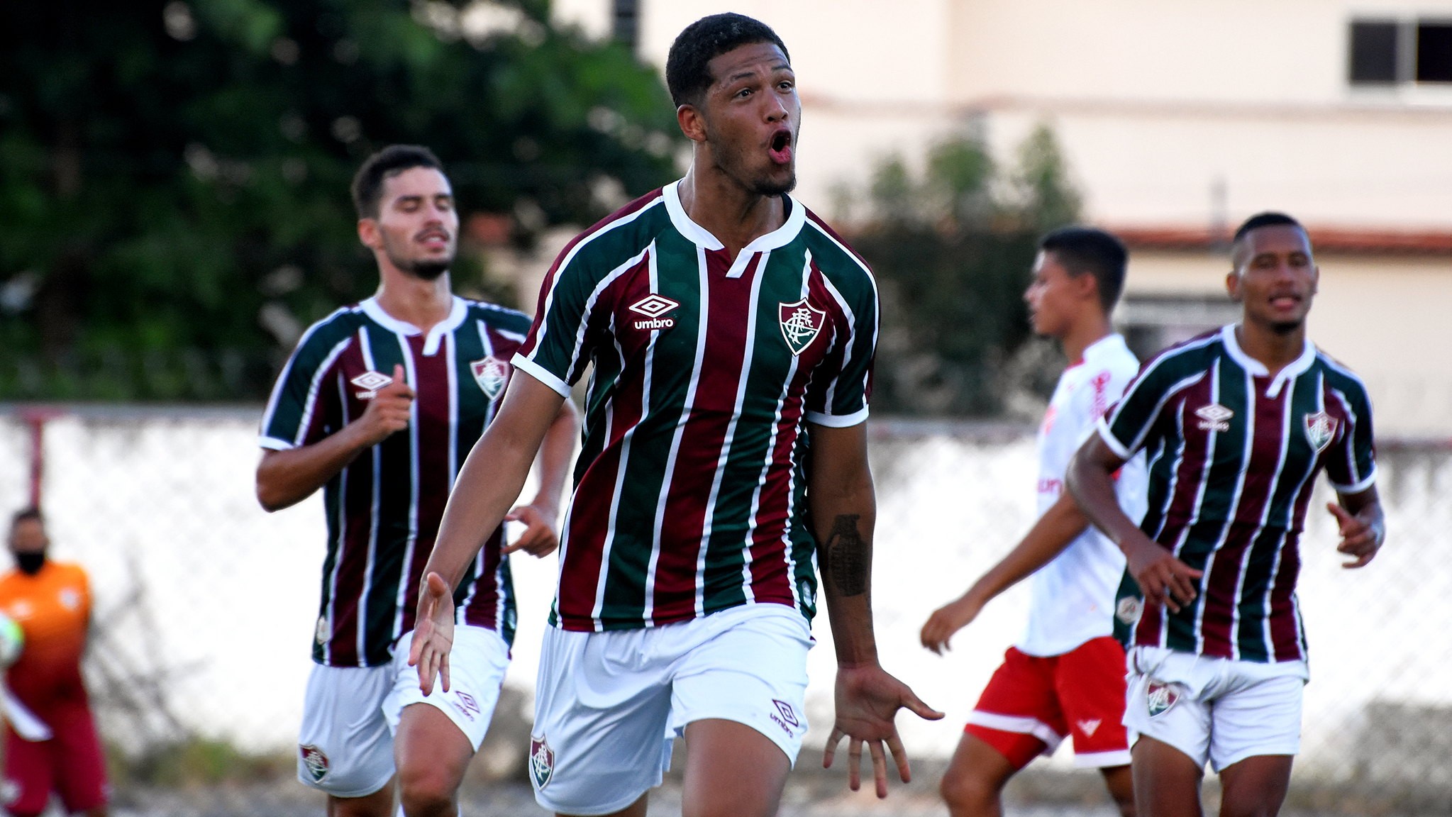 Com dois de Samuel, Fluminense bate Vila Nova de virada na ida da semi ...