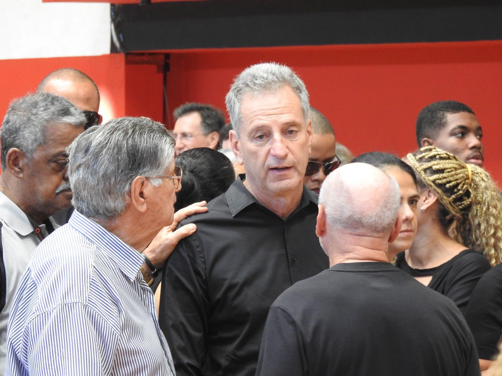 Presidente do Flamengo, Rodolfo Landim, no vel�rio de Ad�lio � Foto: Fred Gomes/ge