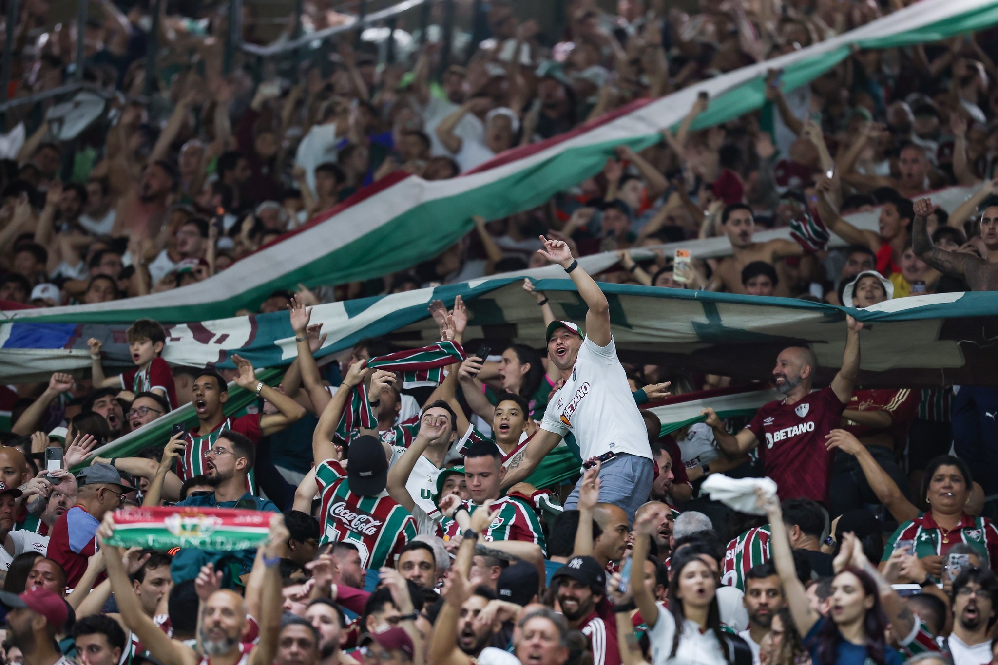 Conmebol multa Fluminense em R$ 450 mil por pirotecnia e experiências comerciais no Maracanã