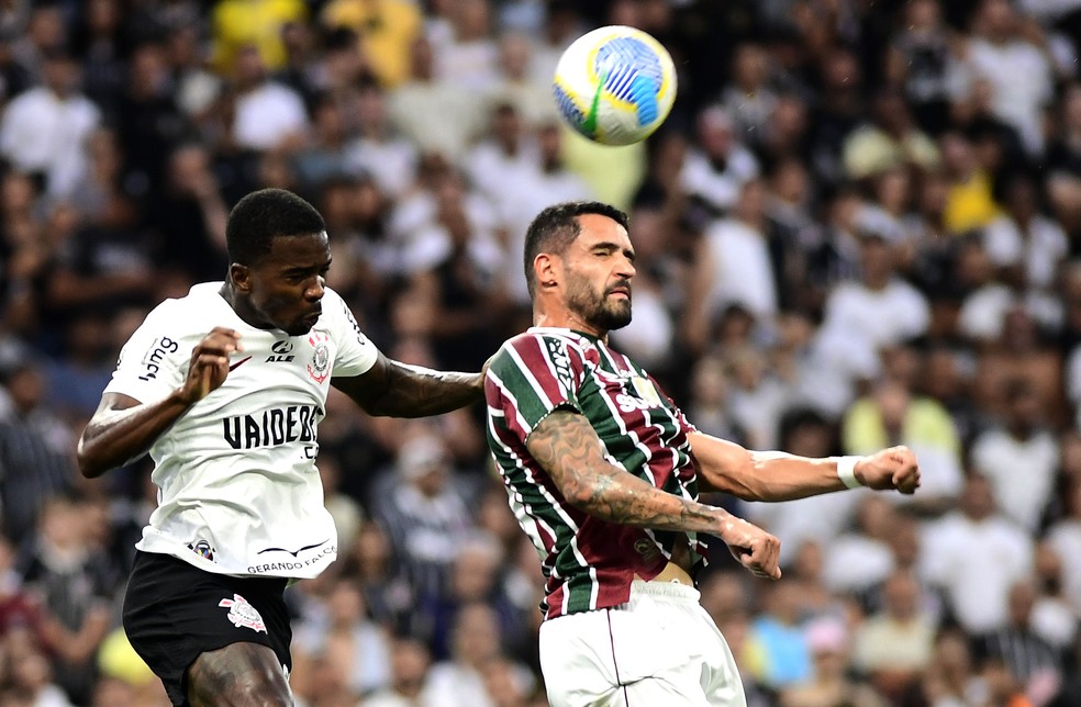 Cacá marca Renato Augusto em Corinthians x Fluminense — Foto: Marcos Ribolli