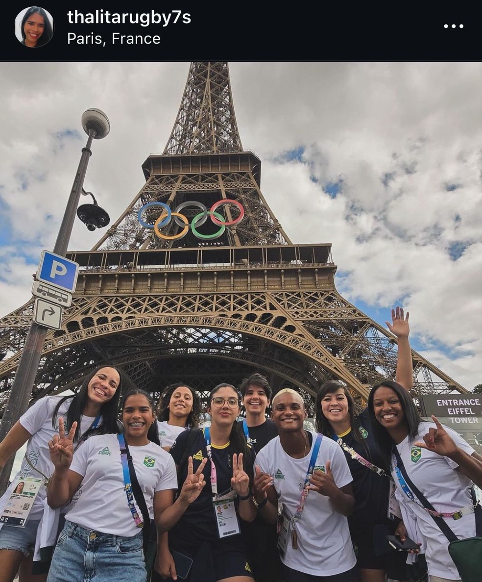 Time feminino de rugby visita a Torre Eiffel — Foto: Reprodução Instagram