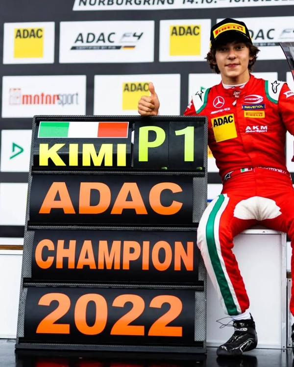 Kimi Antonelli comemora título da Fórmula 4 ADAC em 2022 — Foto: Reprodução/Redes sociais