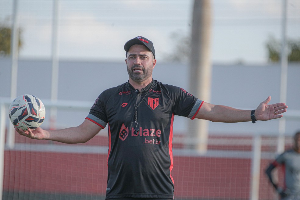 Rafael Lacerda busca primeira vitória à frente do Atlético-GO — Foto: Bruno Corsino / ACG