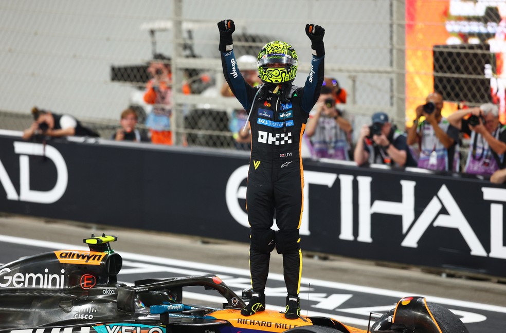 Lando Norris comemora título mundial da Fórmula 1 — Foto: Clive Rose/Getty Images