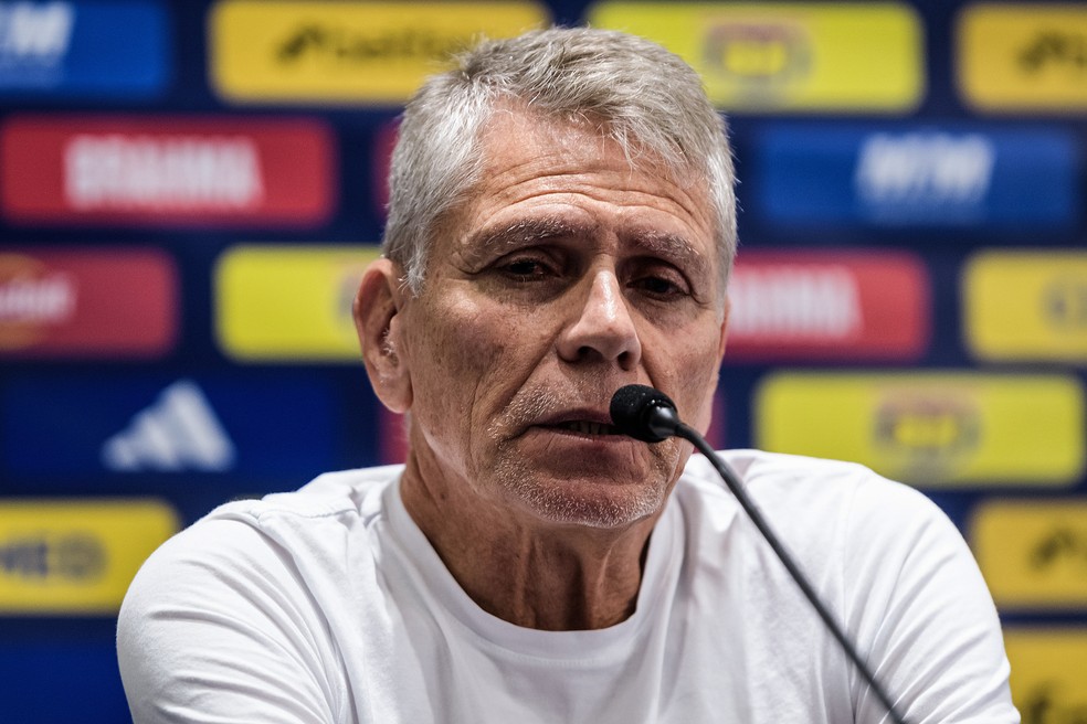 Jornalistas dão risada de resposta de Paulo Autuori, técnico do Cruzeiro